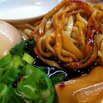 金久右衛門 - 金久右衛門 梅田店  なにわブラック(太麺)大盛り　麺アップ