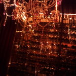 BANQUE - シャンデリアとワインセラー