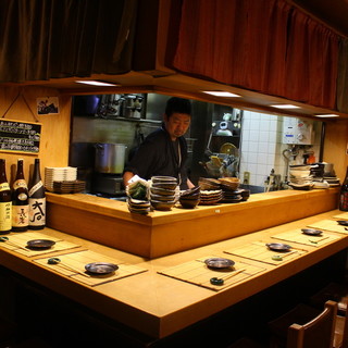 在新橋寧靜的日式空間裡輕松地喝一杯。