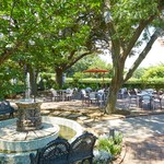 山手十番館 レストラン＆カフェ - 噴水もあります。