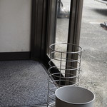 横浜家系ラーメン みさきや - 傘立てとゴミ箱