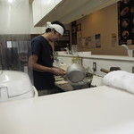 横浜家系ラーメン みさきや - スープを注ぐ