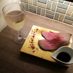 Tachinomi Bisutoro Yamamoto - 河内葡萄酒390円、国産黒毛和牛のローストビーフ500円