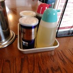 極濃湯麺 フタツメ - 【2017.10.24(火)】テーブルにある調味料