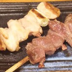 炭火串焼 初代バッジョ - 砂肝(塩)、もも(塩)