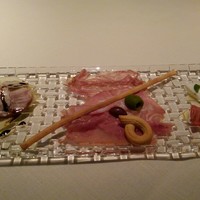 JUTURNA - フルーツトマトと水牛モッツァレラのカプレーゼ
                生ハム盛合せ　鴨と洋梨