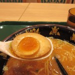 那の福 - チャーシューやキクラゲと一緒に美味しい煮玉子をトッピングされてました。

市内の本格的ラーメン店とはいかないけど空港の中のファストフード的なラーメン店でした。