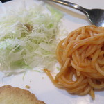 トレビアン - スパゲティーとサラダ
