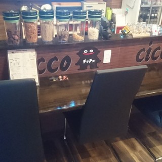 お一人様も大歓迎。カウンター4席。