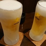 バルひげ - 生ビール（380円）×2
            ｷﾝｷﾝに冷えたｼﾞｮｯｷがｼｬｰﾍﾞｯﾄ状に変身しちゃう。
            感動の一杯。