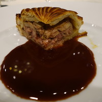 ソンブルイユ TOKYO - 鴨とフォアグラのパイ包み焼き　マデラソース