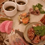 花梨と小虎 - おつまみ7種盛
      もずく、身欠鰊、ﾄﾘｯﾊﾟなど、不思議な取り合わせ(笑)