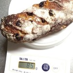 かいじゅう屋 - カレンツとオレンジピールのぱん計量。