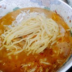 ねぎぼうず - 麺は１６番くらいで、つるつるし、腰の強さもある中太よりは少し細い縮れ麺。他トッピングは炒めたもやしと豚挽き肉、葱、多めのメンマ、一味のみ。