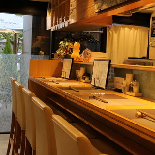 寛ぎの時間が漂う店内で、ゆったりとお食事を