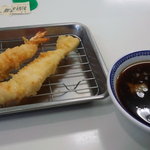 天麩羅処ひらお - まずはこんな感じで、天つゆとバットが