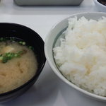 天麩羅処ひらお - ご飯（大盛）と味噌汁です