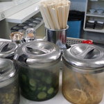 天麩羅処ひらお - テーブル上はこの充実ぶり！