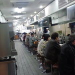 天麩羅処ひらお - 店内は奥の方までカウンターが伸びています！