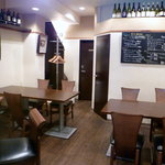プワル - 入口は細いが奥には広いテーブル席が。棚にはワインがズラリと並ぶ。