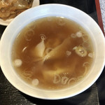 らーめん30 - 豚キムチスタミナチャーハン ¥950 に付くワンタンスープ