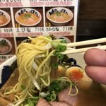 もんごいらーめん - 麺は細めのストレート❗️