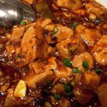 上海台所 - 麻婆豆腐アップ：ラー油膜に覆われ
