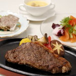 コロニアルハウス - 肉は立科や白馬で育ったSPF豚のステーキ（約２００g）。臭みがなくジューシー♪薬をほとんど使わないので安心安全。