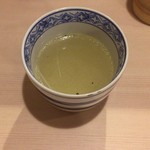 焼鳥 おみ乃 - 親子丼に付く鶏スープ