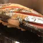 鮨桂太 - トップフォト 和喜智のテイスト漂う秋刀魚の握り