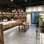 ファウンドリー - 奥の焼菓子のコーナー