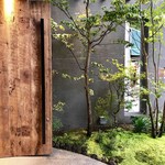 ファウンドリー - 緑と木のドアのファサード