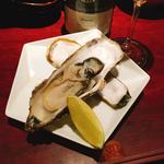 ワイン厨房 晩酌邸 - スタートは生牡蠣