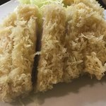 成蔵 - ロースかつ定食  130グラムでこの大きさです。
                                かなりボリューミーですし、相変わらずなんとも美しい(o^^o) この衣はもう〝芸術〟と云っていいでしょう。
