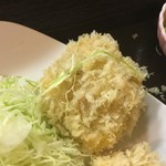 成蔵 - ヒレカツ一個  単品420円  
                                定食の時は包丁が入ってましたが、単品だと入ってません。それともシヤ豚ブリアンだから入っていて、ヒレだと入っていないのでしょうか？
                                