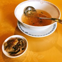 赤坂 四川飯店 - 2人分まとめて提供されるスープとザーサイ。取り分け用の小さなお椀で1人あたり1.5杯分くらい。柔らかでホッとする味わい。