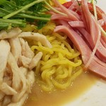 RESTAURANT AVANT COUR - 麺のアップです。