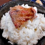 焼肉処いっとう - 和牛カルビをご飯にのせて