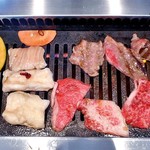 焼肉処いっとう - 和牛カルビ・牛マル腸・牛シマ腸（焼肉中）