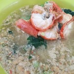 耀記麺家 - 海老の味噌が浮かぶスープは、あっさり塩味に濃い海老のエキスと生姜風味