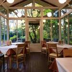 Majikamento Bibacco - オランジェリーのような店内から紅葉を3