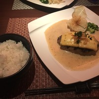 旬菜ステーキ処 らいむらいと - チーズハンバーグ、ライス中