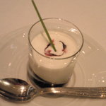 グランシェール 葉山庵 - フロマージュブランのクレメとミルティーユのショットカクテル
