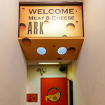 新宿 個室 肉&チーズ Meat&Cheese Ark - 大きな穴あきチーズのかわいい看板