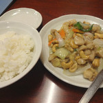 台湾料理味加 - カシューナッツとり肉炒め(842円)、ライス(302円)