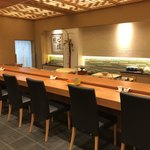 小柳寿司 - 改装された店内は、心地よい空間です（承認済み）