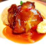 ポリネシアンソースの照り焼きチキン、バターライスと温野菜添え