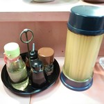 早稲田軒 - 調味料セット、箸入れ、アルミの灰皿は昭和中華の証です。