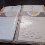 Jioufen Teahouse - 此処で好きなお茶と茶菓子を選んで注文しました。
      
      お茶は私は良く解らないから先輩が「梨山烏龍」８００元を注文してくれました。