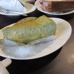 Jioufen Teahouse - 茶菓子は２種類、抹茶チーズケーキ１００元。
            
            ケーキは最初凍った感じだったんで一度冷凍したものを解凍されて提供されてるみたいでした。